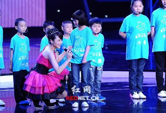 曹颖产后正式复出 低胸短裙满脸幸福秀辣妈身段(图)