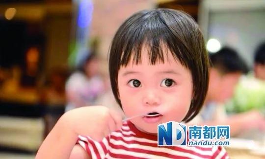 韩寒发女儿小野的照片,被姚晨一眼看中。