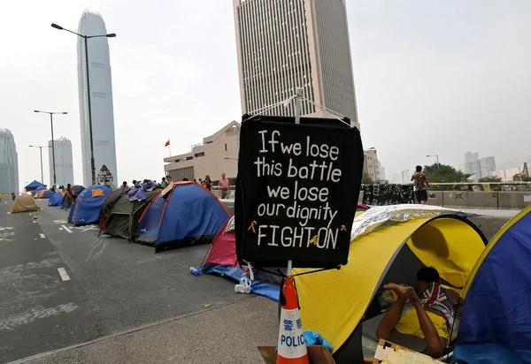 周三，香港金钟，港府总部外的一条主干道上，“占中”示威者睡在帐篷内。