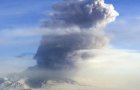 俄罗斯一座火山喷发 火山灰冲至9000米高空