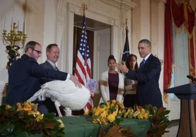 欧巴马今天在白宫赦免火鸡，其实美国总统虽然住在白宫里面，但政府只支付国政所需要的经费，欧巴马还是要为私人开销买单，其中还包含了感恩节大餐的费用。（法新社）