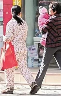 天氣冷颼颼，中國武漢地區興起將睡衣整套穿出門。（圖取自東網）