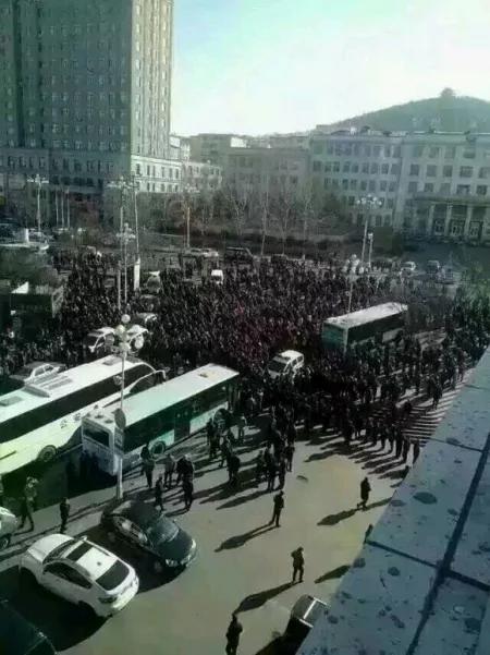 3月6日,黑龍江省長陸昊在中共兩會上一句話引發雙鴨山礦業集團上萬名礦工連續四天上街遊行堵鐵路,當地政府調動上千警力鎮壓。(網路圖片)