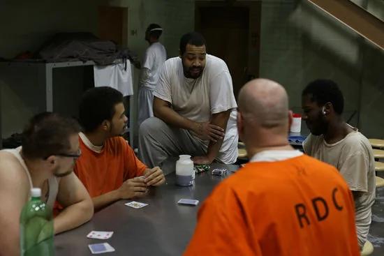 美国这档真人秀让一群人去监狱蹲了60天