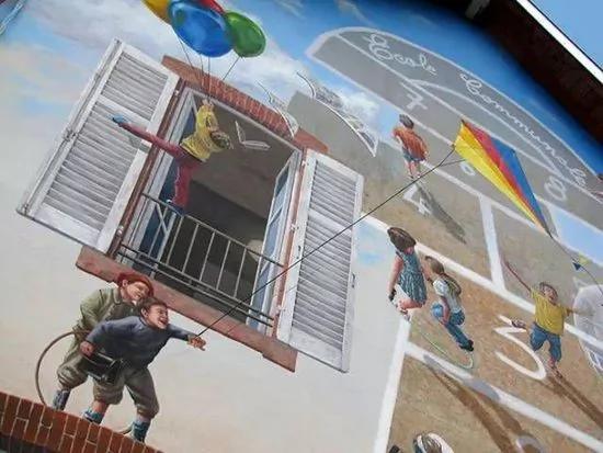 这个艺术家不好好画画,被城管大哥追着满城跑