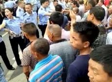 警察築起人鏈。阻止民眾反抗。(志願者提供/記者喬龍)