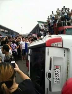 被掀翻的一輛警車。(網路圖片)