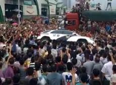 憤怒的民眾掀翻一輛警車。(志願者提供/記者喬龍)