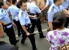 眾警察鎮壓示威者。(志願者提供/記者喬龍)