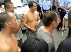 一名警察手持金屬棍。(志願者提供/記者喬龍)