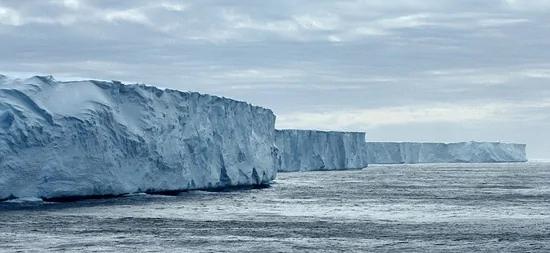 這些古老的冰山已凍結3萬年，實拍美到令人窒息
