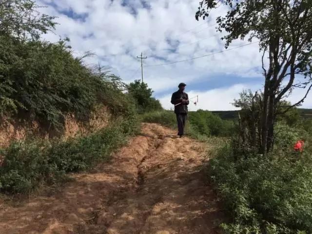 (從公路下到阿姑山村小學,還有長長一段土路)