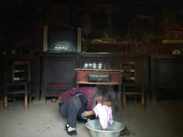 (早起後燒水洗臉的楊蘭芳)