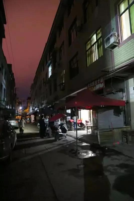 28日深夜黃武林家門口站著很多左鄰右舍