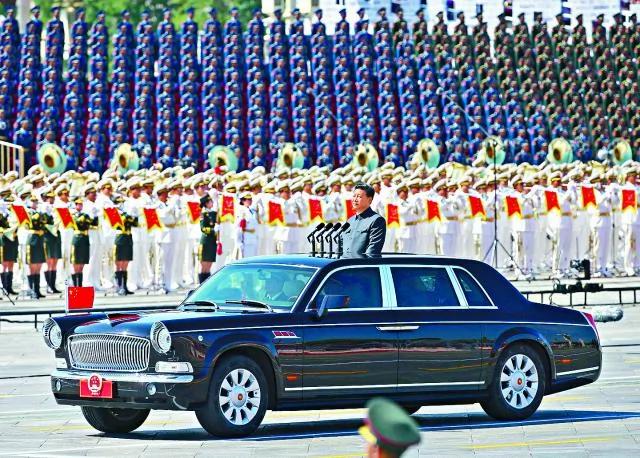 中共去年举行纪念抗战胜利70周年大阅兵，习近平在阅兵车沿长安大街检阅部队。资料图片