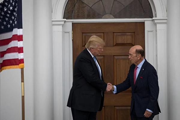 美国当选总统川普的商务部长提名人罗斯（右）。(Drew Angerer/Getty Images)