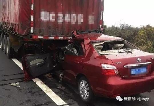 小轿车变成相片55吨大货车惹不起 中国禁闻网