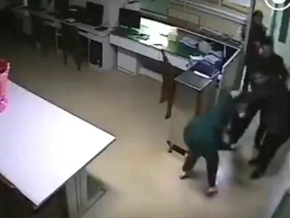 陕西官员狂殴急诊科女护士事发后拒道歉