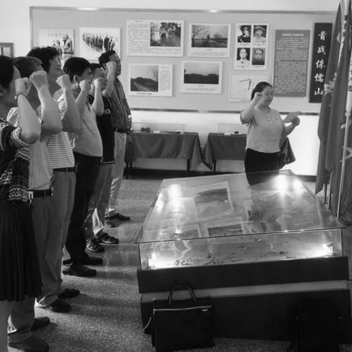 武汉市侨联全体机关党员重温入党誓词（网络图片）