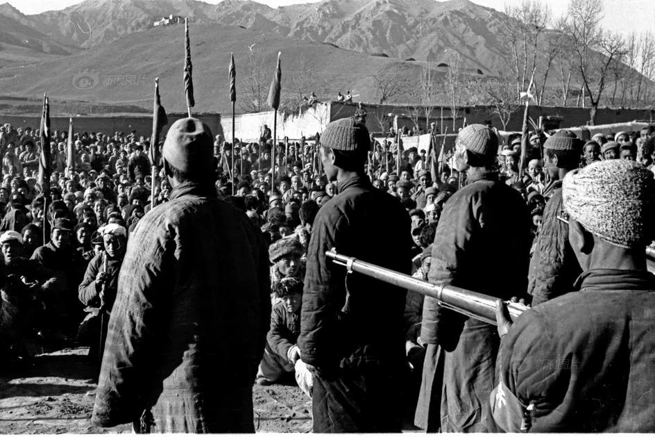 在中共建立政权前后，曾经在中国大陆广泛进行过所谓的土地改革运动。通常把农村中的地主富农抓起来，召开批斗大会，逼迫地主富农交待莫须有的“罪行”，然后当众把他们虐杀。（网络图片） 