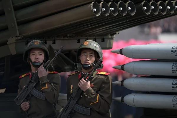 在美国展示了在朝鲜半岛的军事威胁以及中国增强了针对朝鲜的经济限制之后，朝鲜星期六进行大阅兵，但并没有进行核试验。(Photo credit should read ED JONES/AFP/Getty Images)