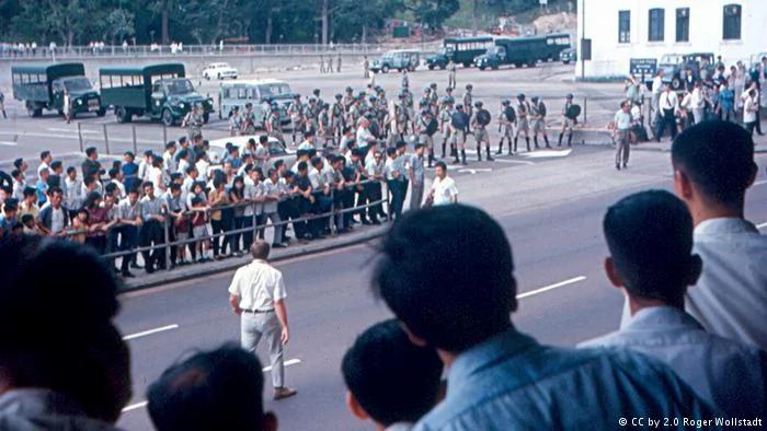 Confrontation between the Hong Kong Police and rioters in Hong Kong, 1967. (CC by 2.0 Roger Wollstadt)