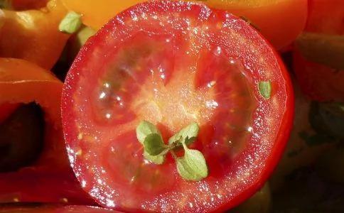 梨子西红柿 4种食物能帮你治疗口腔溃疡
