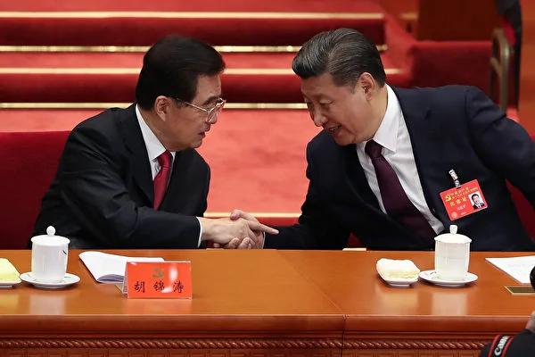 中共“十九大”18日起在北京召开。图为习近平（右）宣读完“十九大”报告后，回到主席台与胡锦涛（左）握手。 (Lintao Zhang/Getty Images)