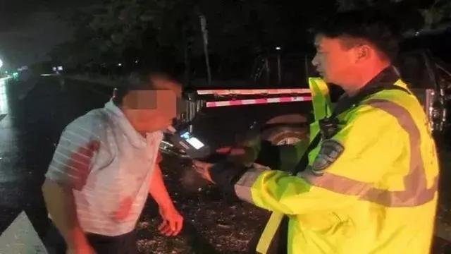 大陆一男子深夜回家忽然尖叫 接着喉咙被刺穿一个洞