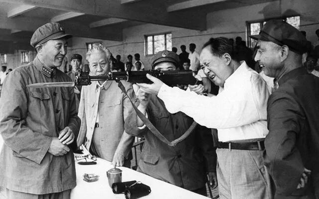 Image result for 令不少人想起毛泽东于1964年在北京西郊射击场端起国产56式半自动步枪的画面。毛泽东当年举枪的背景中共军队开展规模空前“全军大比武”。