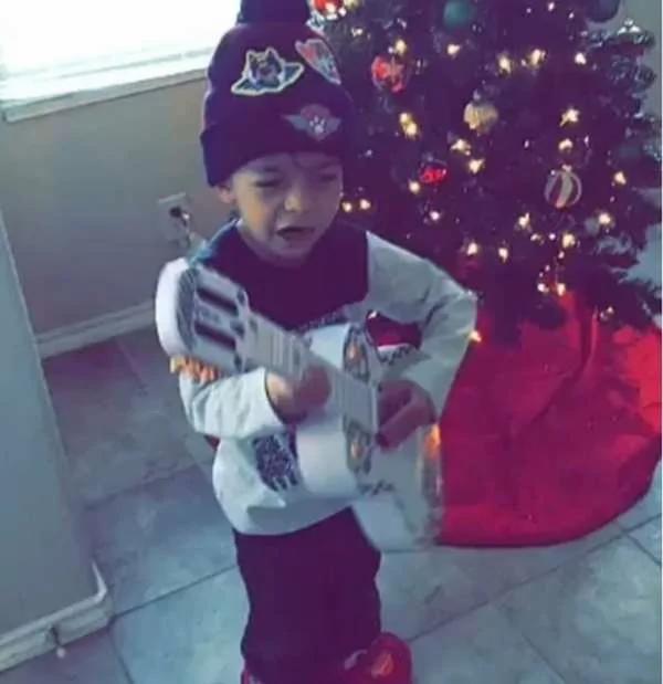4歲小哥哥對着妹妹的遺照唱《可可夜總會》主題曲 聽完讓人哭了！