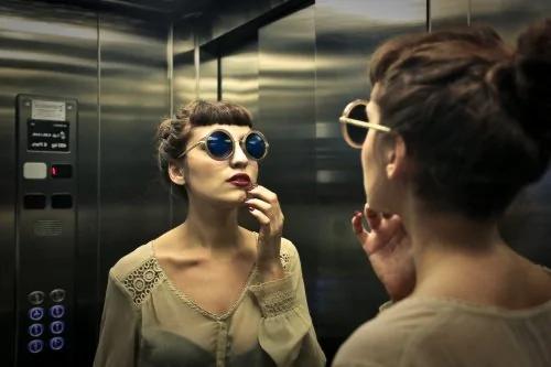 為咩電梯里要裝鏡子？80％的人都不知道！