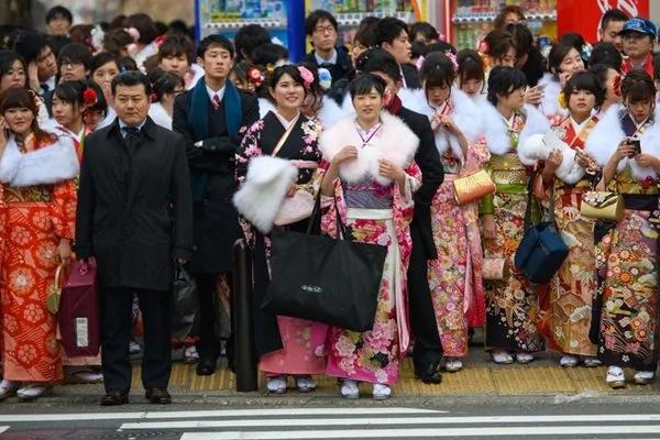 像花一樣的姑娘們匯成花海 日本成人禮不容錯過