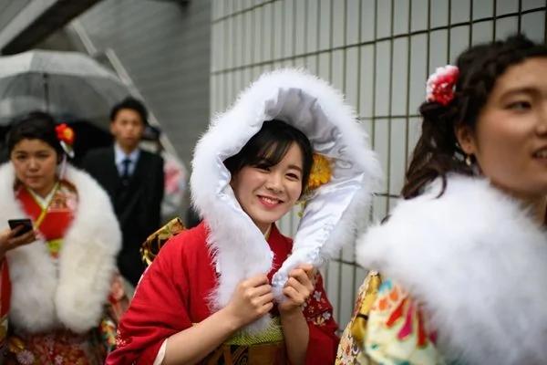 像花一樣的姑娘們匯成花海 日本成人禮不容錯過