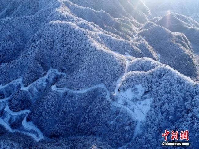四川光霧山雪後銀裝素裹 美不勝收