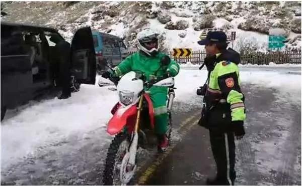 台灣郵差超敬業 騎着「越野機車」上山送信 被網友稱最強郵差！