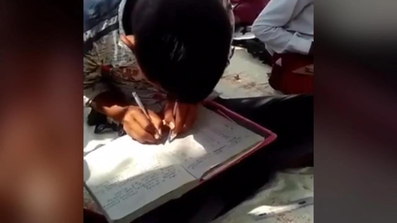這個印度小學校了不得！學生都會用雙手寫字