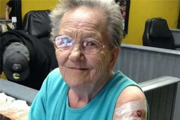 79歲老奶奶失蹤 正當家人心急如焚 老奶奶自己返嚟了 並且手臂上多了這個！