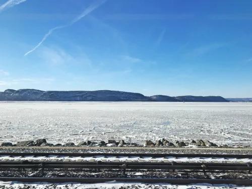 紐約暴風雪後哈德遜河凍成冰