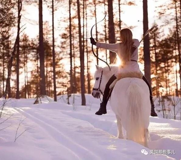 在瑞典雪地山林中 這個騎着獨角獸的女孩