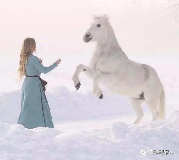 在瑞典雪地山林中 這個騎着獨角獸的女孩
