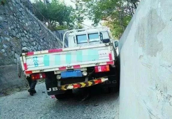 剎車失靈別光知道往牆上蹭！還有這些救車辦法