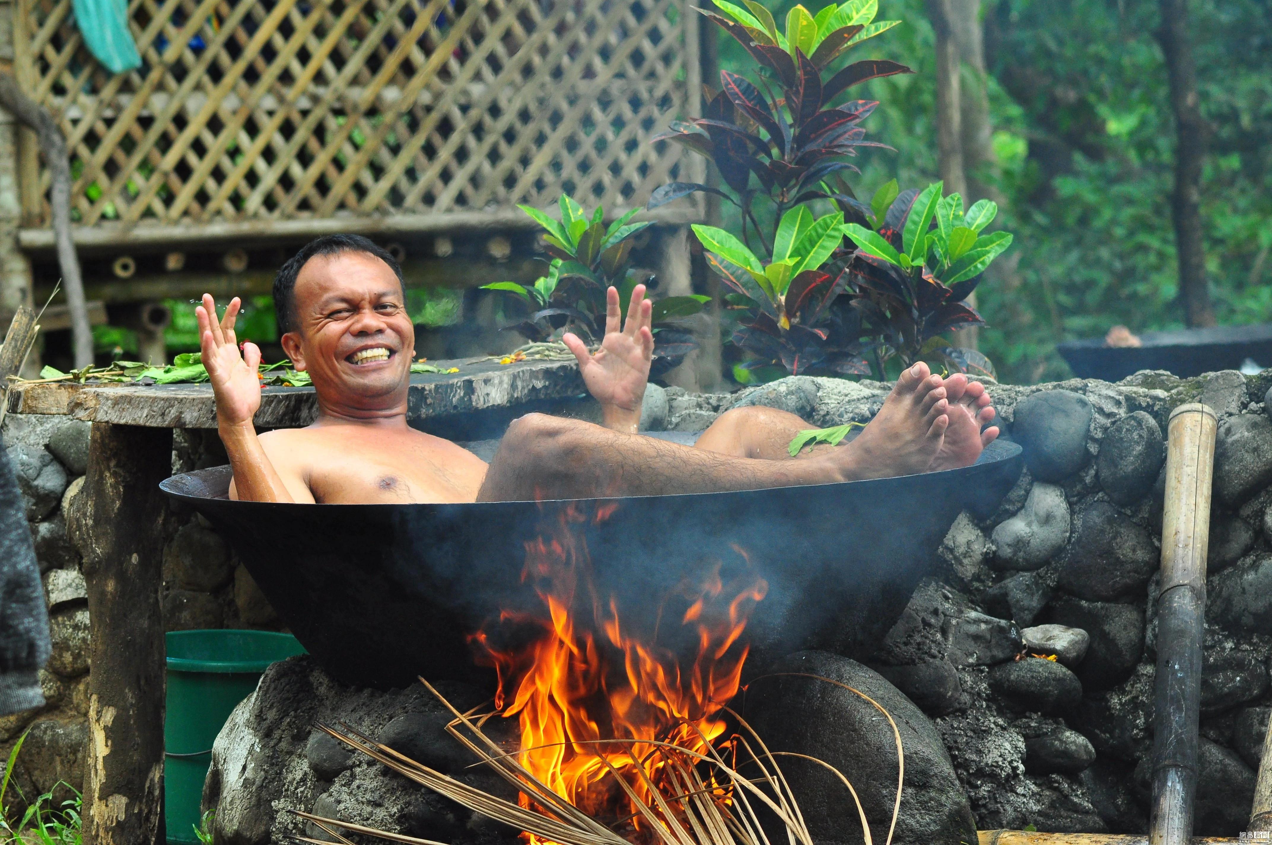 鐵鍋&quot;燉&quot;自己！探訪菲律賓奇葩熱水浴