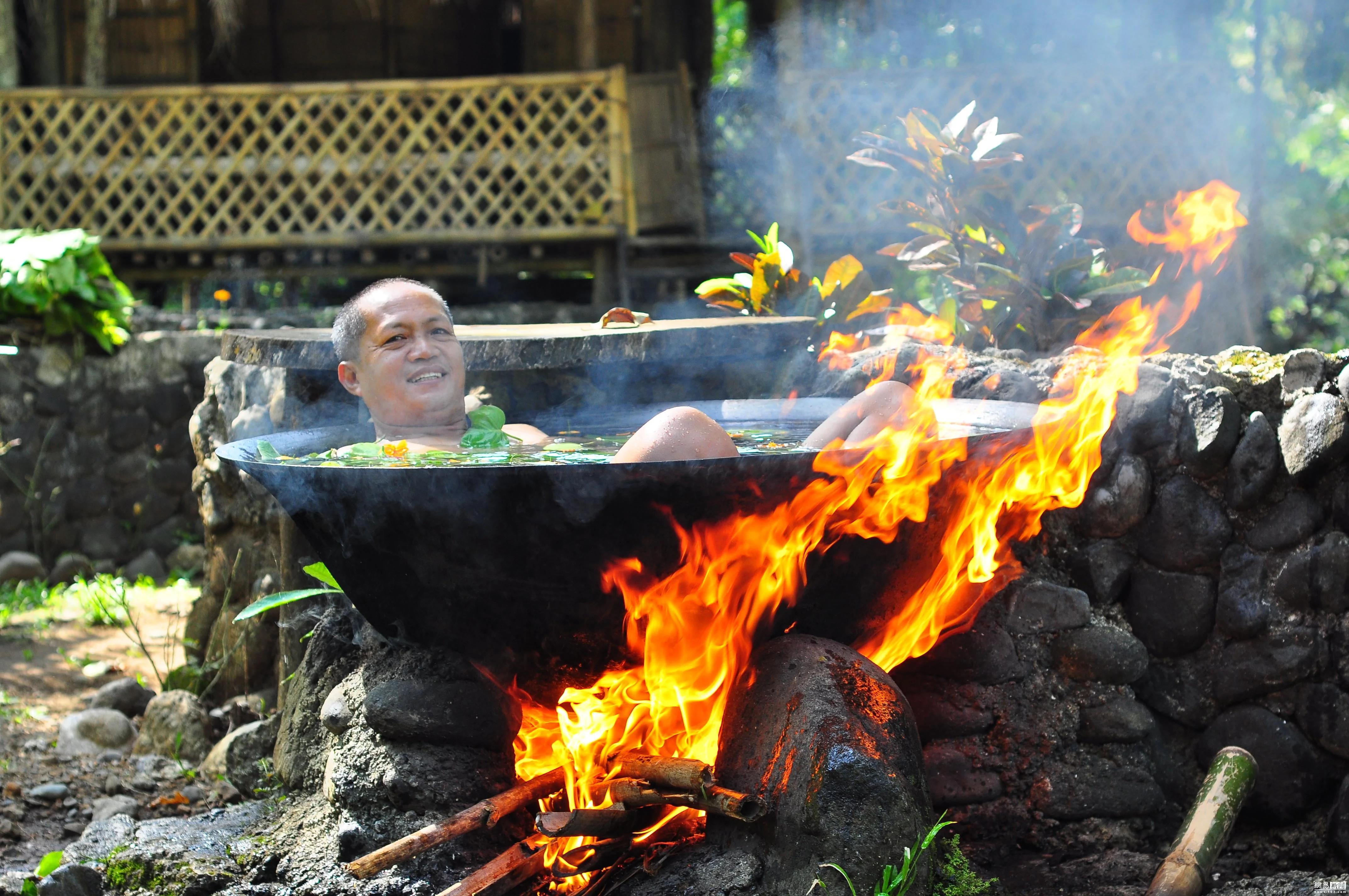 鐵鍋&quot;燉&quot;自己！探訪菲律賓奇葩熱水浴