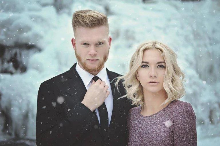 一對外國情侶在冰瀑前拍攝「凍人」訂婚照