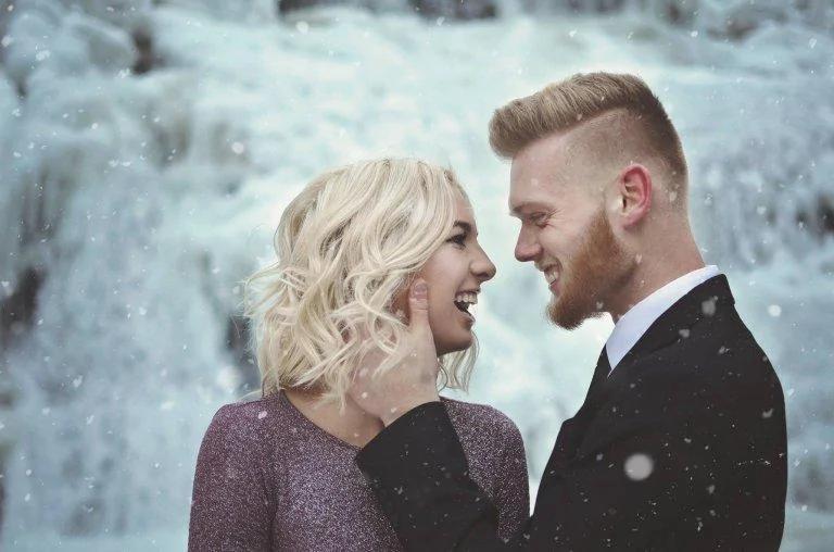 一對外國情侶在冰瀑前拍攝「凍人」訂婚照