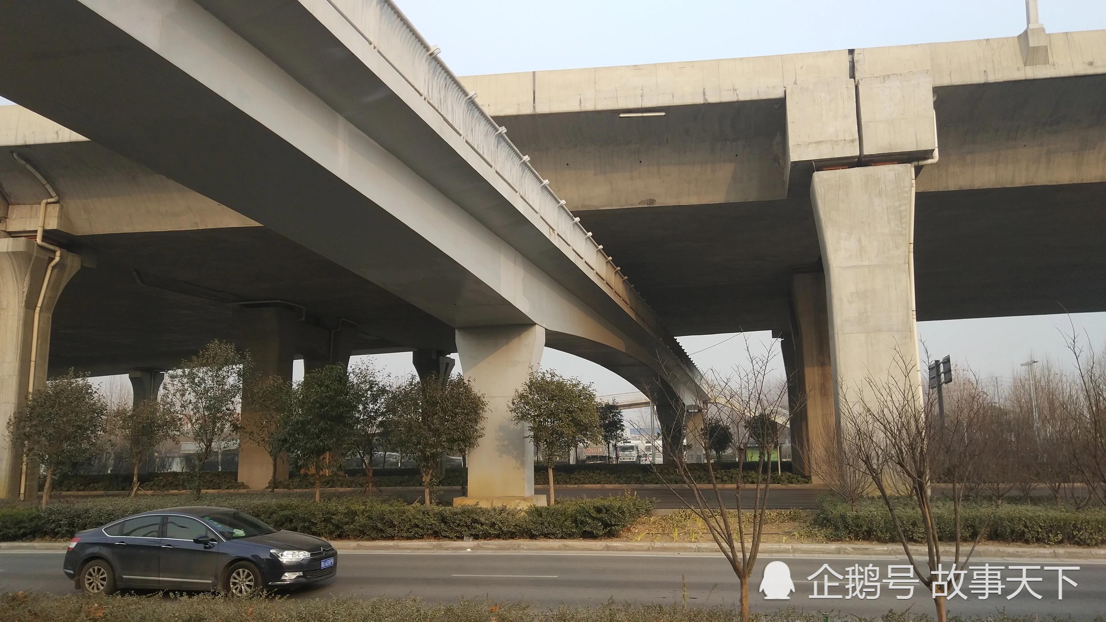 鄭州有座「憋屈」天橋 個高的人得小心了