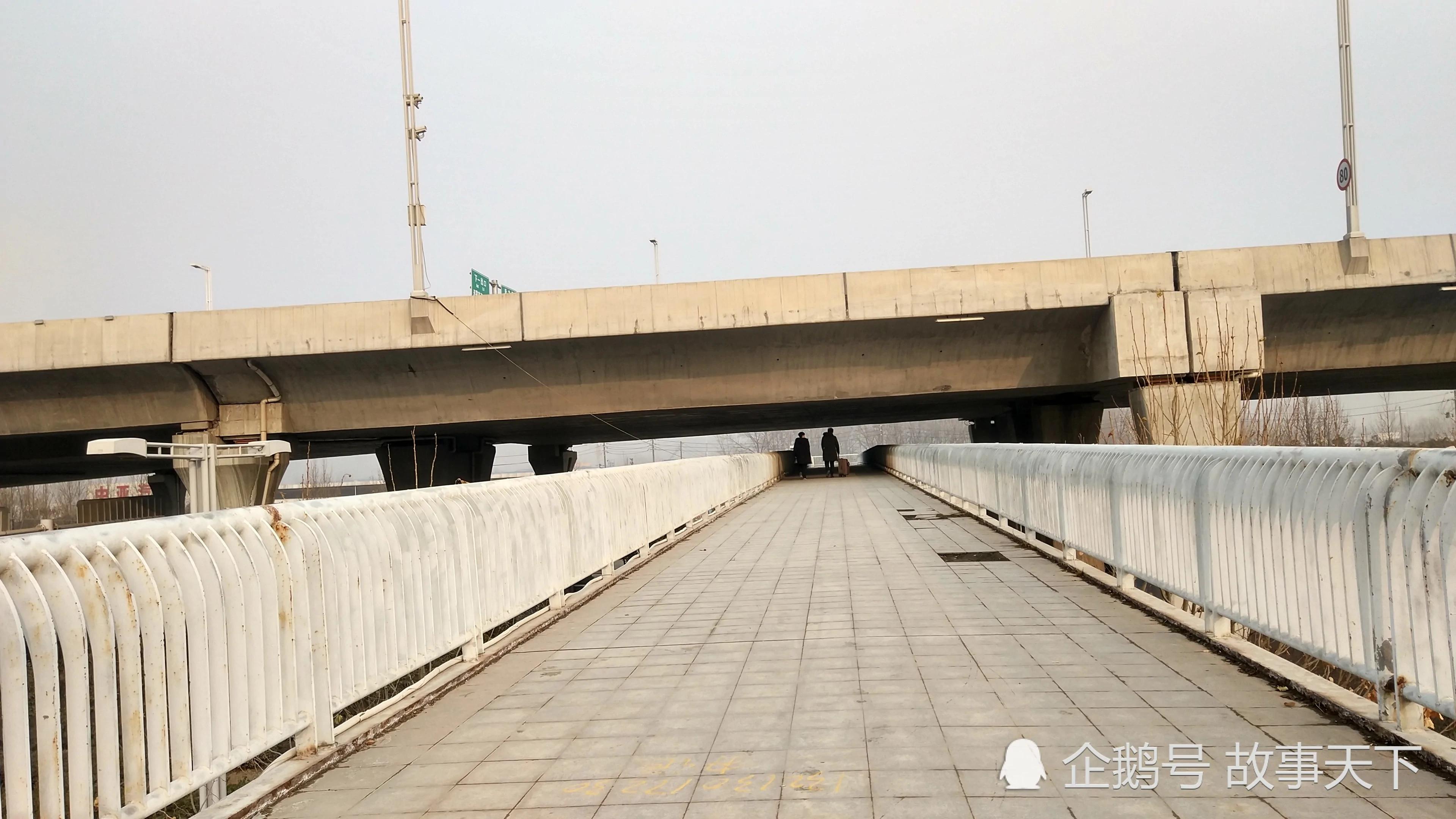 鄭州有座「憋屈」天橋 個高的人得小心了