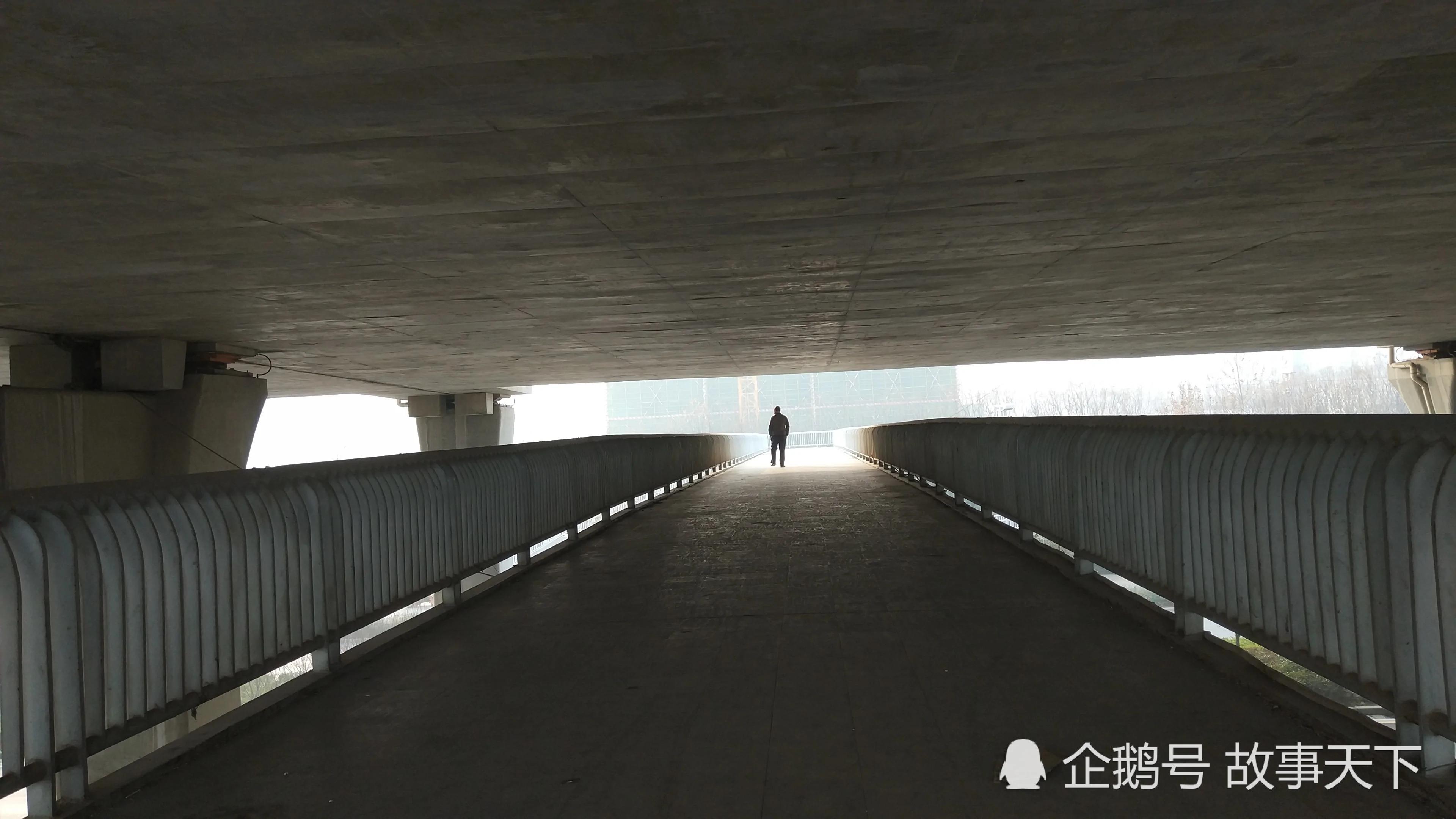 鄭州有座「憋屈」天橋 個高的人得小心了