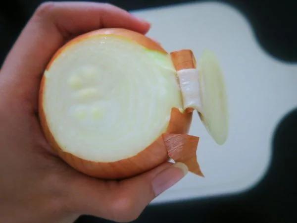 3步驟 去除洋蔥外皮